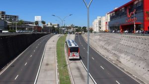 Ônibus do transporte público de Campinas em circulação; tema de votação para prorrogação de concessões na Câmara Municipal.