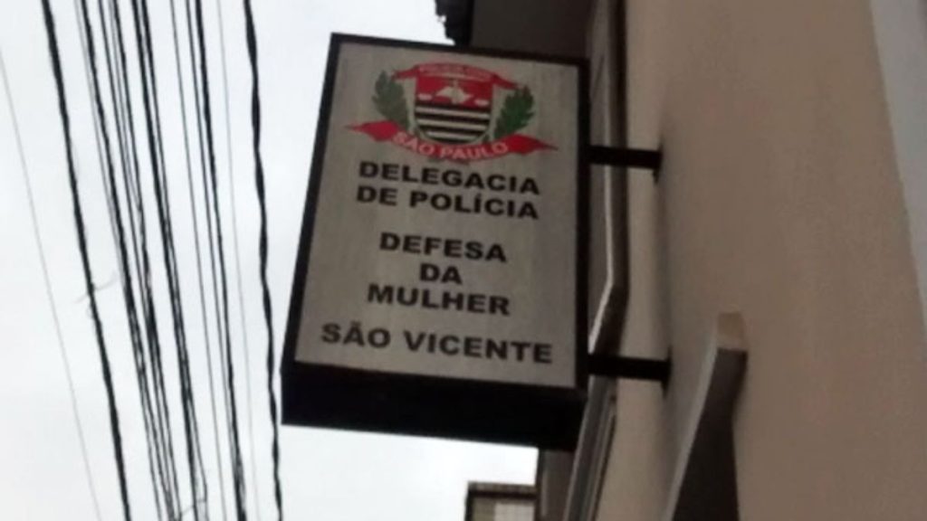 Fachada da Delegacia de Defesa da Mulher em São Vicente onde foi registrada a prisão por violência doméstica.