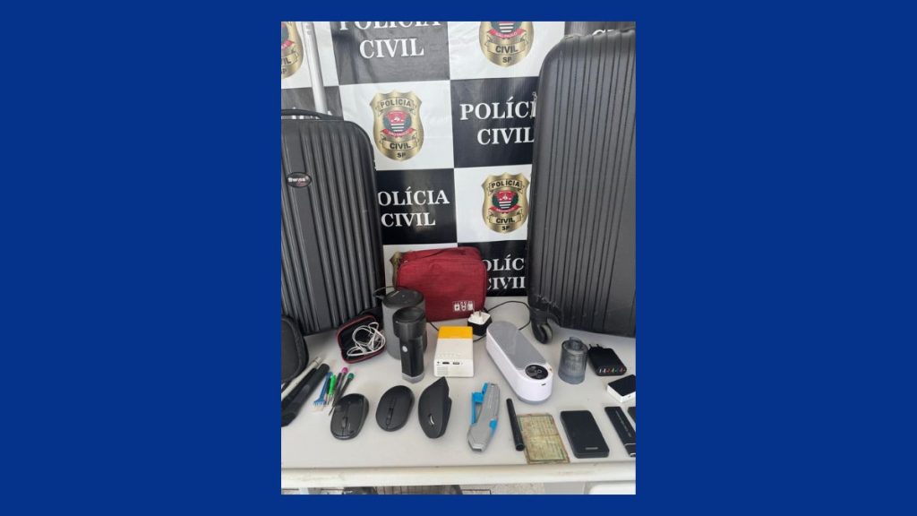 Eletrônicos e objetos furtados apreendidos pela Polícia Civil em investigação contra diarista no litoral de Santos.