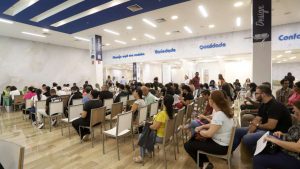 Candidatos em busca de vagas no 7º Feirão de Emprego e Oportunidades de Campinas com recrutamento presencial.