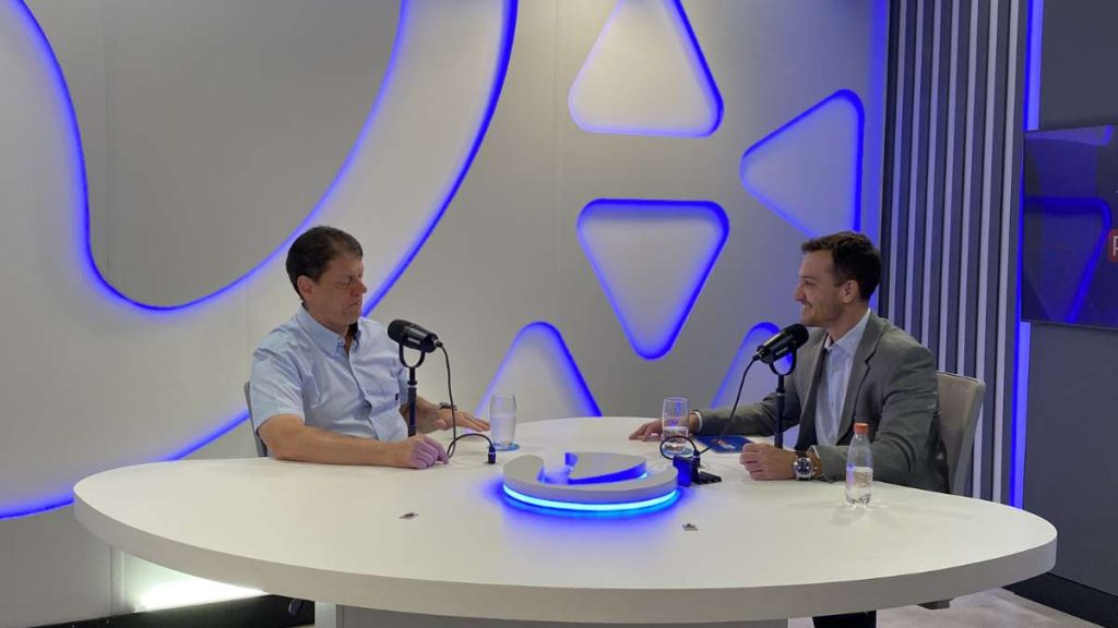 Tarcísio de Freitas e Fernando Degaspari no podcast Tudo Pode discutindo a viabilidade do Túnel Santos-Guarujá.