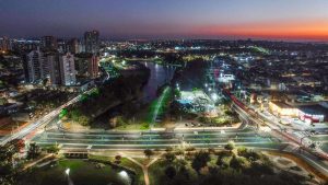 Vista aérea urbana de Indaiatuba destacando pontos turísticos e opções de lazer para programação cultural.