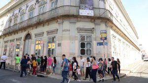 Comércio fechado em Campinas durante o feriado da Paixão de Cristo, ilustrando mudanças no funcionamento.