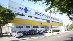 Viatura policial em São Vicente após prisão de homem por agressão com pedra contra ex-companheira.