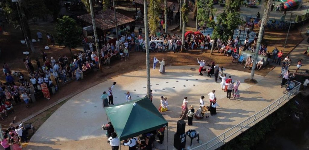Evento cultural Festa Portuguesa dos Morros na Lagoa da Saudade, Morro Nova Cintra, em Santos.