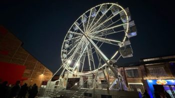 Público e barracas gastronômicas no Engenho Central durante a 41ª Festa das Nações de Piracicaba.