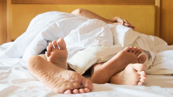 Casal em momento de intimidade ilustrando o debate sobre se sexo emagrece e o gasto calórico na relação.