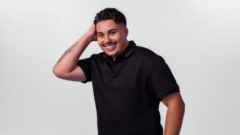 Pedro Henrique Espindola, ex-BBB 26, em destaque sobre notícia de multa de R$ 1,5 milhão da Globo por quebra contratual.