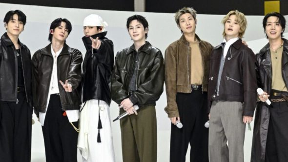 Integrantes do BTS em performance da turnê BTS World Tour Arirang com shows no Estádio Morumbis em São Paulo.