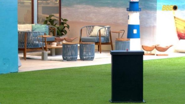 Botão misterioso no jardim da casa do BBB 26 gera tensão entre participantes na reta final do reality.