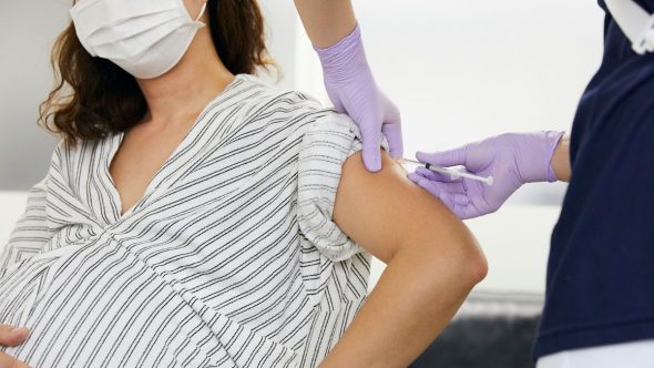 Brasil alcança mais de 1 milhão de gestantes vacinadas contra o vírus VSR. Foto: Canva