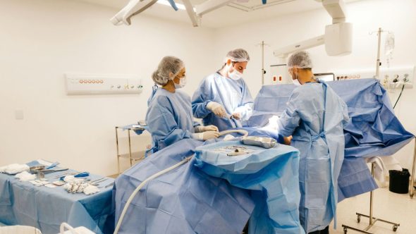 Equipe médica em centro cirúrgico realizando transplantes no Brasil, simbolizando o recorde de procedimentos em 2025.