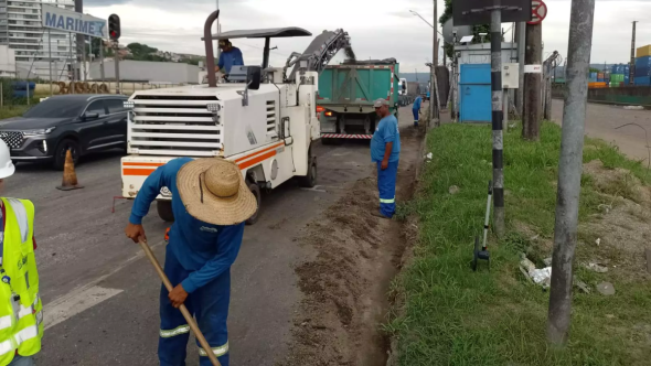 Recapeamento asfáltico na avenida perimetral do Porto de Santos visando melhoria na infraestrutura e segurança viária.