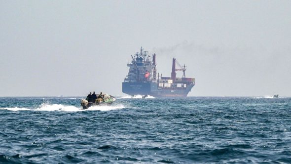 Navio petroleiro no Estreito de Ormuz sob bloqueio do Irã em meio a conflitos no Oriente Médio.