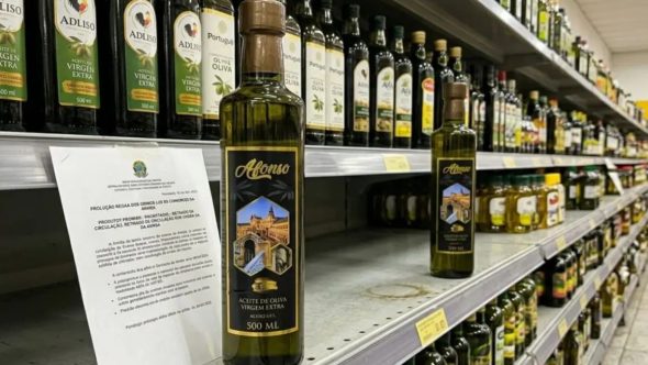 Garrafa de azeite Afonso com selo de proibição da Anvisa por irregularidades na qualidade e procedência.