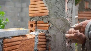 Fachada de residência em obras com foco no programa Reforma Casa Brasil e novas regras de crédito.