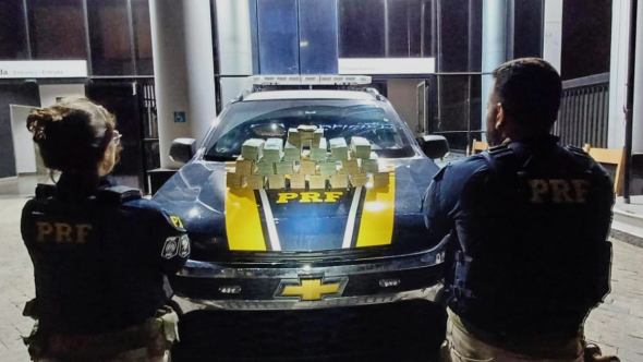 Apreensão de R$ 746 mil em espécie pela PRF no km 7 da Rodovia Fernão Dias em Vargem.