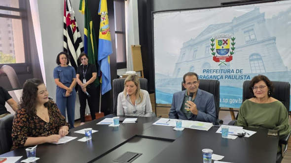 Idosos em Bragança Paulista participando do programa De Pé com a Vida focado em saúde e longevidade ativa.