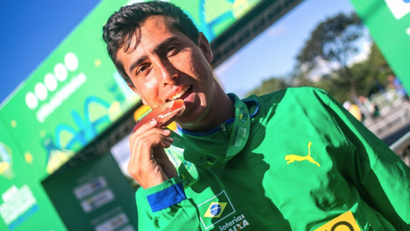 Atletas na pista do 5º Troféu Adhemar Ferreira da Silva Loterias Caixa de Atletismo 2026 em Bragança Paulista.