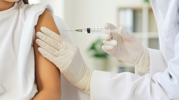 Profissional de saúde em Campinas aplicando vacina contra gripe para prevenir casos graves e óbitos por influenza.