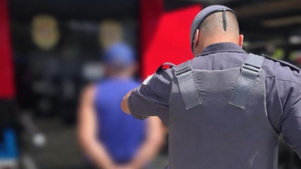 Policiais do 34º BPM/I em ocorrência de prisão de suspeito por tentativa de abuso em Bragança Paulista.