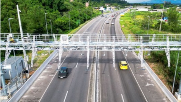 Pórtico de pedágio free flow em rodovia destacando a suspensão de multas anunciada pelo CONTRAN.