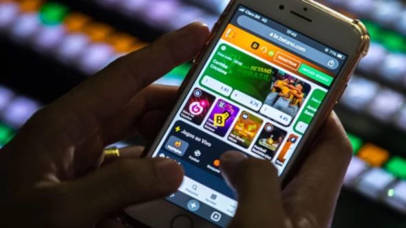 Pessoa preocupada com dívidas de bets e faturas, ilustrando o endividamento das famílias brasileiras.