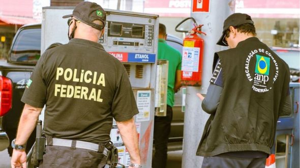 Viatura da Polícia Federal estacionada em posto de combustíveis durante a Operação Vem Diesel.