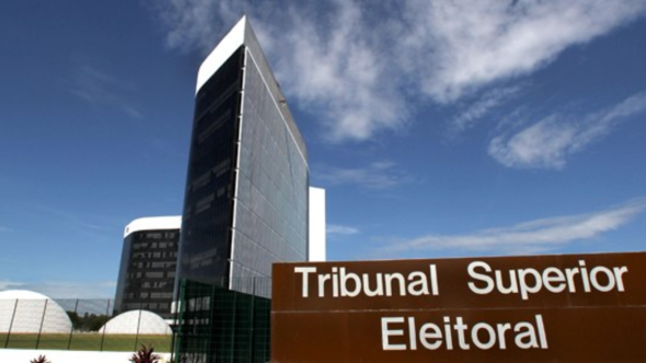 Infográfico sobre repasses partidários tardios e menores para candidaturas de mulheres e pessoas negras no Brasil.