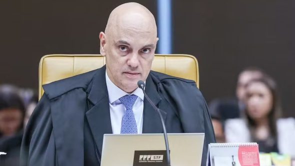 Ministro Alexandre de Moraes abre inquérito no STF para investigar senador Flávio Bolsonaro por calúnia.