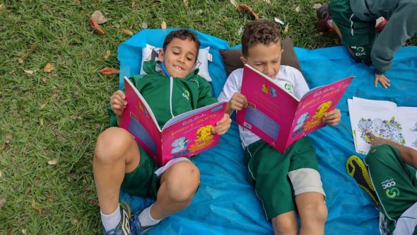 Estudantes em atividade pedagógica em escola de Paulínia, reforçando a qualidade do ensino no aniversário da cidade.