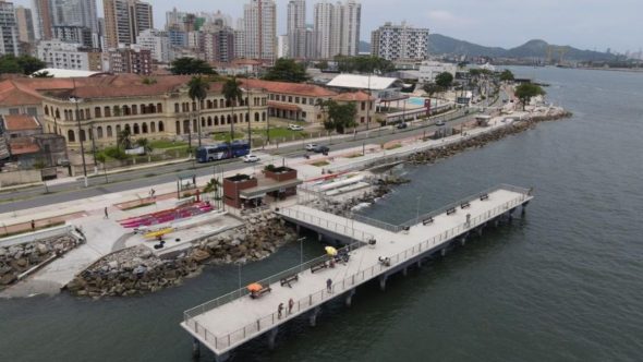 Vista panorâmica do bairro Ponta da Praia em Santos com orla arborizada e prédios residenciais modernos.