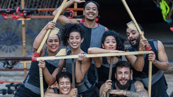 Apresentação cultural ao ar livre no Circuito Sesc de Artes em Bragança Paulista com público reunido.