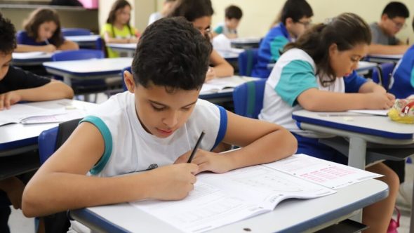 Estudante da rede municipal de Piracicaba realizando avaliação de escrita e produção de texto em sala de aula.