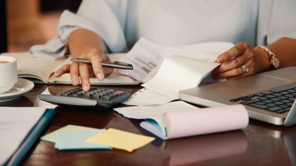 Cidadão consultando CPF para limpar nome em novo programa de renegociação de dívidas do governo federal.