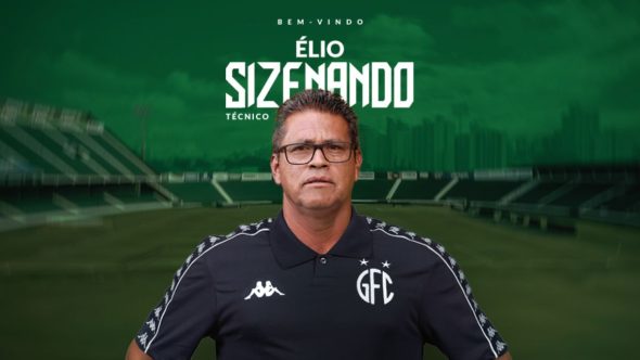 Técnico Élio Sizenando posa com a camisa do Guarani após ser anunciado para o comando na Série C.