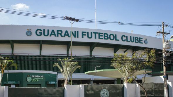Escudo do Guarani Futebol Clube em destaque contextualizando a suspensão do processo eleitoral pela Justiça de Campinas.