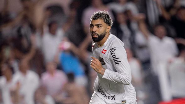 Atacante Gabigol em campo pelo Flamengo, desmentindo boatos sobre cirurgia no púbis em Belo Horizonte.