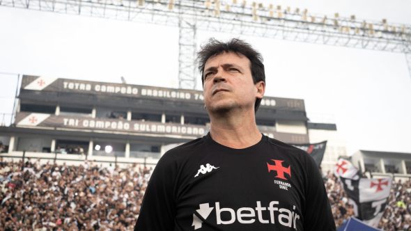 Fernando Diniz anunciado como novo técnico do Corinthians com contrato assinado até o final de 2026.
