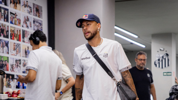 Neymar Jr em campo pelo Santos contra o Remo; jogador enfrenta possível punição por fala machista.