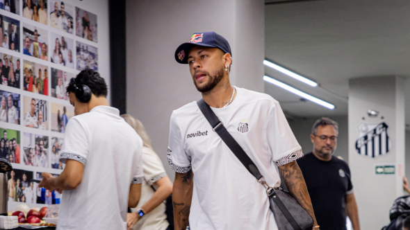 Neymar Jr em campo pelo Santos contra o Remo; jogador enfrenta possível punição por fala machista.