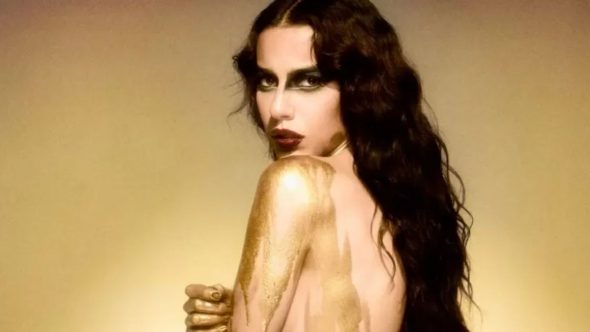 Marina Sena posa nua e comemora álbum mais ouvido