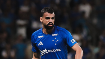 Fabrício Bruno, zagueiro do Cruzeiro, em destaque após realizar procedimento de implante capilar.