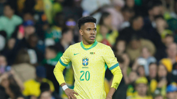 Estêvão em ação pelo Chelsea; destaque sobre risco de corte da Copa do Mundo por lesão de grau quatro na coxa.