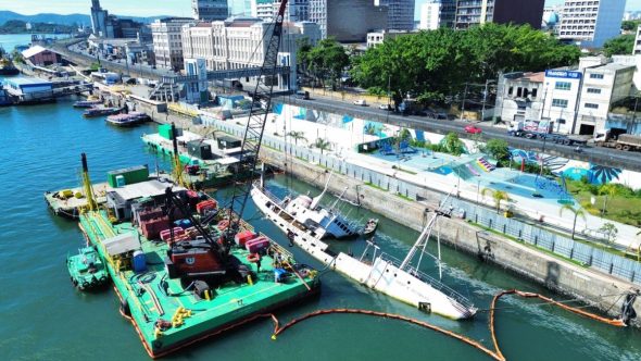 Navio oceanográfico Prof. W. Besnard adernado no Porto de Santos sob plano de salvamento da Marinha.