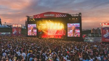 Multidão reunida em frente ao palco principal do Lollapalooza Brasil no Autódromo de Interlagos, em São Paulo.