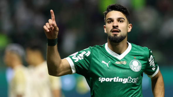 Atacante Flaco López do Palmeiras em destaque sobre repercussão de vídeo viral nas redes sociais.