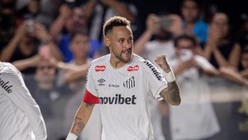 Neymar Jr comemora gol de pênalti pelo Santos contra o Internacional em partida oficial do Brasileirão.