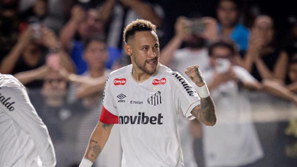 Neymar Jr comemora gol de pênalti pelo Santos contra o Internacional em partida oficial do Brasileirão.