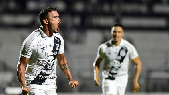 Jogadores da Ponte Preta celebram vitória sobre América-MG na Série B do Campeonato Brasileiro 2026.